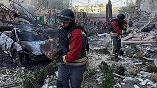 عمال الطوارئ يزيلون الأنقاض بعد أن هاجمت روسيا المدينة بالقنابل الموجهة طوال الليل في زابوروجي، أوكرانيا، الأحد 29 سبتمبر 2024.