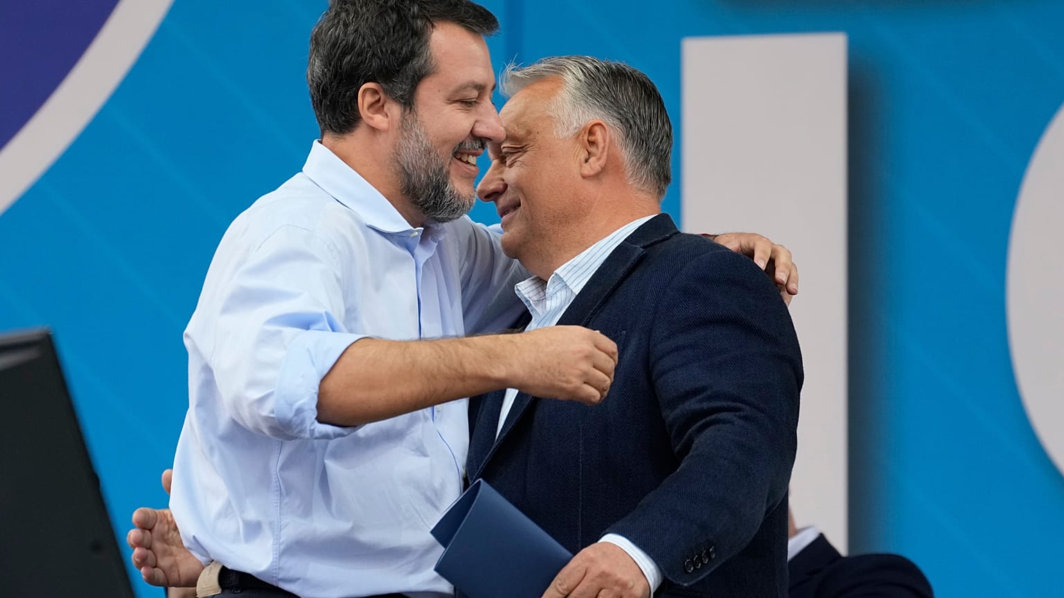 Le chef du parti de droite italien de la Ligue, Matteo Salvini, à gauche, et le Premier ministre hongrois Viktor Orbán assistent au rassemblement annuel de la Ligue à Pontida, le 6 octobre 2024.