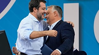 O líder do partido de direita italiano Liga, Matteo Salvini, à esquerda, e o primeiro-ministro húngaro, Viktor Orbán, participam na reunião anual da Liga em Pontida, a 6 de outubro de 2024