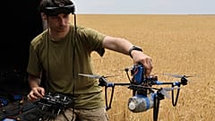 Un militar ucraniano opera un dron en la línea del frente en la región de Zaporizhzhia, 14 de junio de 2024.