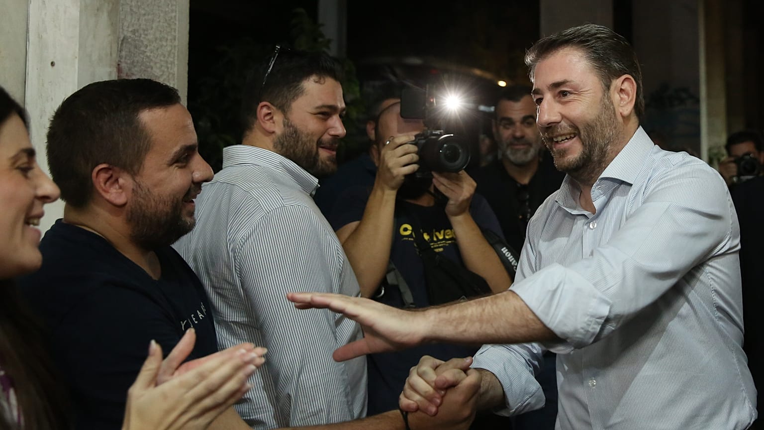 Ο πρόεδρος του ΠΑΣΟΚ - ΚΙΝΑΛ Νίκος Ανδρουλάκης συνομιλεί με πολίτες μετά την ανακοίνωση των αποτελεσμάτων των εσωκομματικών εκλογών