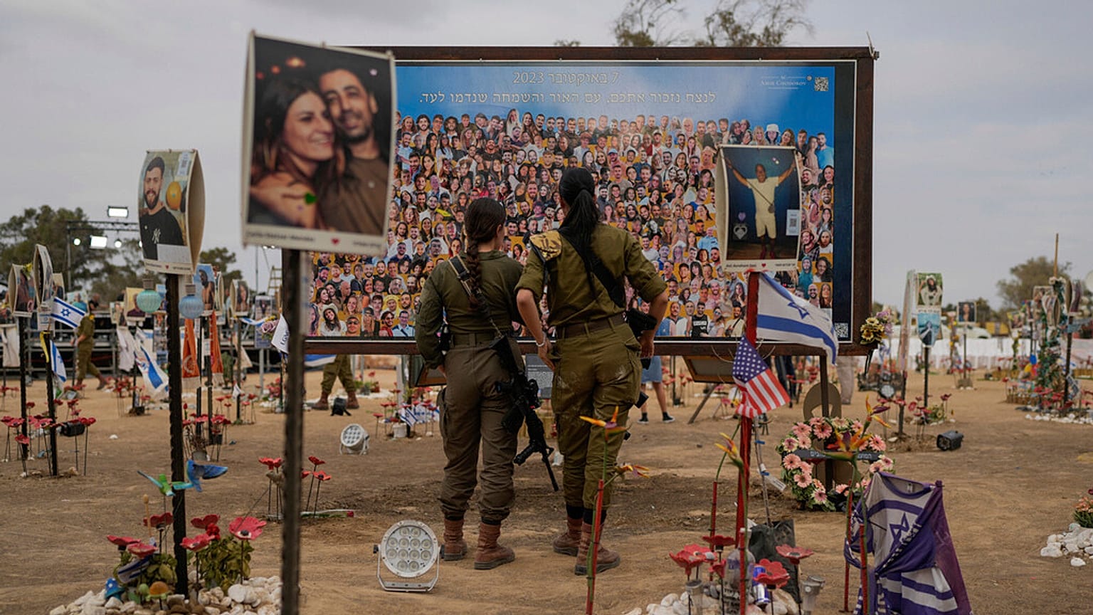 Askerler, 6 Ekim 2024 Pazar günü İsrail'in güneyinde yüzlerce kişinin Hamas tarafından öldürüldüğü ve kaçırıldığı Nova müzik festivalinin yapıldığı alanı ziyaret etti. 