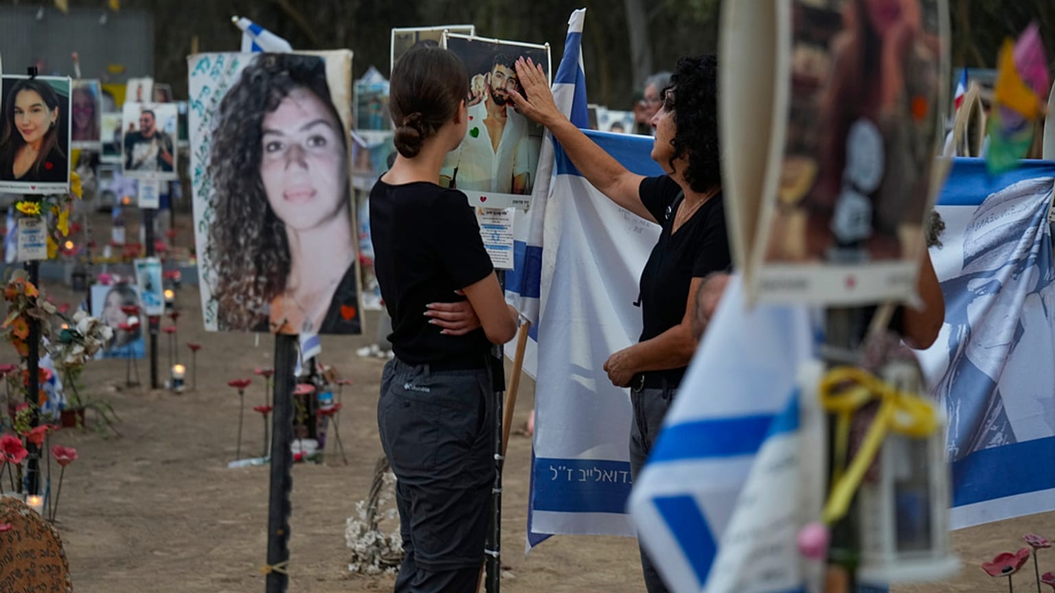 Πολίτες αποτίουν φόρο τιμής στα θύματα της επίθεσης της Χαμάς ένα χρόνο μετά στο σημείο που διοργανώθηκε το μουσικό φεστιβάλ Νόβα