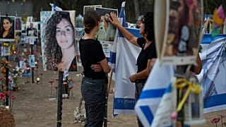 Πολίτες αποτίουν φόρο τιμής στα θύματα της επίθεσης της Χαμάς ένα χρόνο μετά στο σημείο που διοργανώθηκε το μουσικό φεστιβάλ Νόβα
