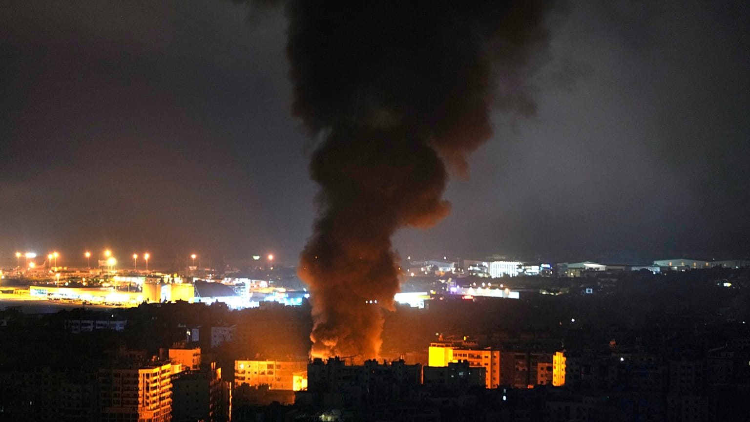 Izrael bombázza a Hezbollah fegyverraktárait Bejrút Dahije negyedében 2024. október 6-án