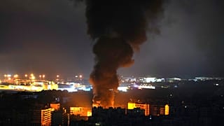 Izrael bombázza a Hezbollah fegyverraktárait Bejrút Dahije negyedében 2024. október 6-án