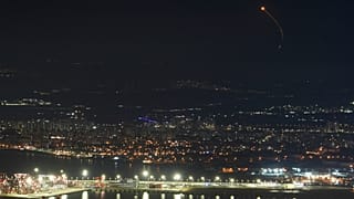 Εκτόξευση ρουκετών της Χεζμπολάχ όπως φαίνονται στον ουρανό από την ισραηλινή πόλη Χάιφα