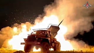 Rus Ordusuna ait bir "Grad" kundağı motorlu 122 mm çoklu roketatar, 6 Ekim 2024 tarihinde açıklanmayan bir noktada Ukrayna mevzilerine roket atıyor.