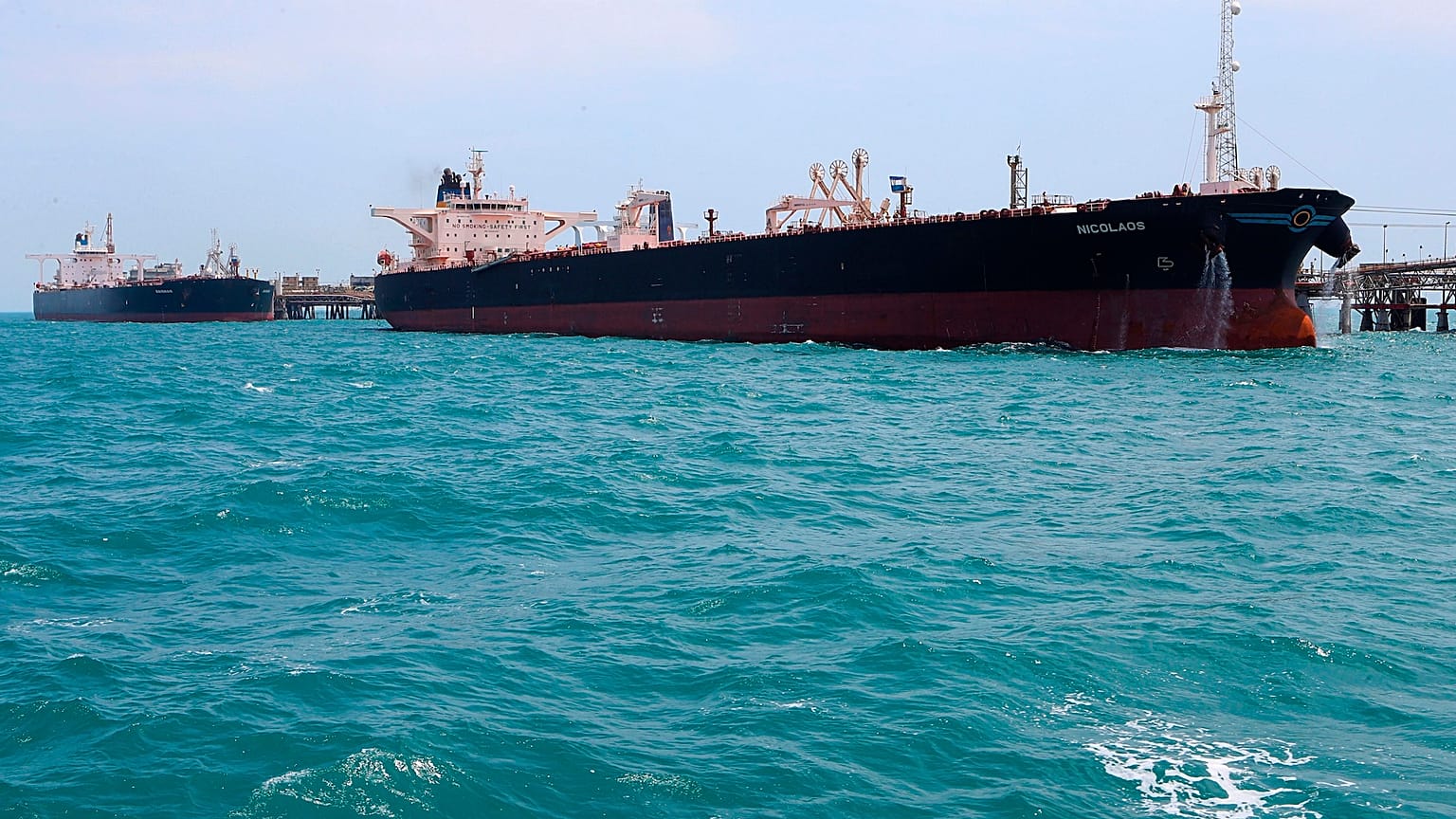 Imagen de biblioteca de petroleros cargando petróleo en Oriente Próximo.