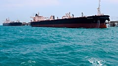 Imagen de biblioteca de petroleros cargando petróleo en Oriente Próximo.