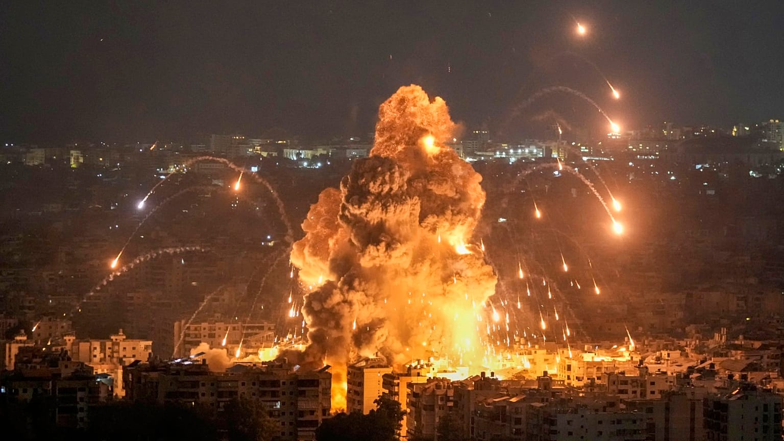 Las llamas y el humo se elevan desde un ataque aéreo israelí en Dahiyeh, Beirut, Líbano, domingo 6 de octubre de 2024.