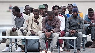Illegális bevándorlók a Kanári-szigetekhez tartozó Tenerife szigetén Los Cristianosban 2024. szeptember 17-én