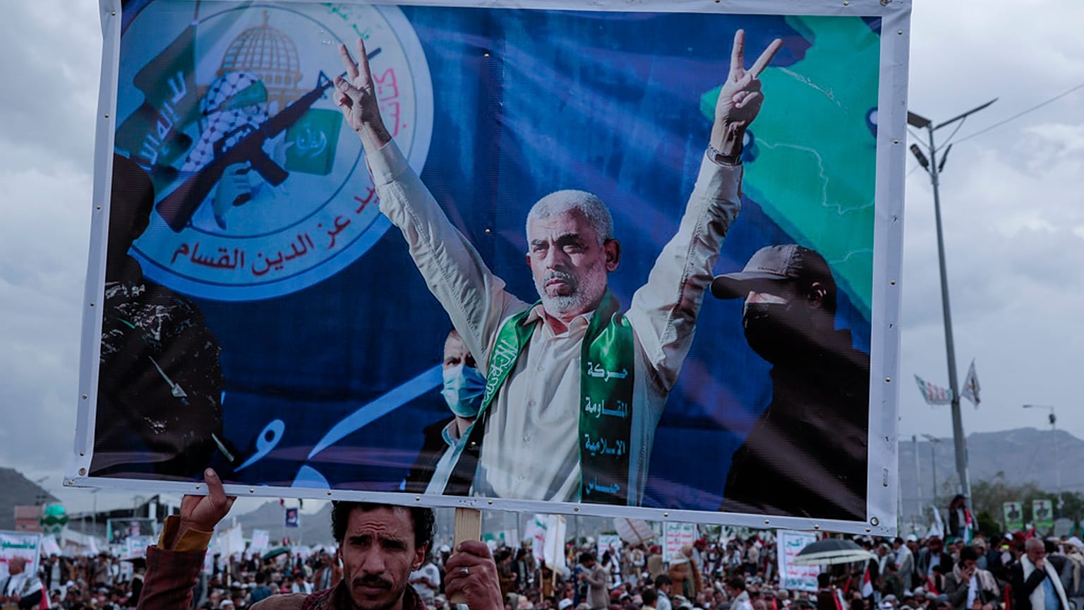 Plakat mit dem Bild von Yahya Sinwar, dem neuen Hamas-Führer seit August und Organisator des Angriffs auf Israel am 7. Oktober 2023