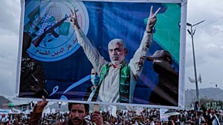 Plakat mit dem Bild von Yahya Sinwar, dem neuen Hamas-Führer seit August und Organisator des Angriffs auf Israel am 7. Oktober 2023