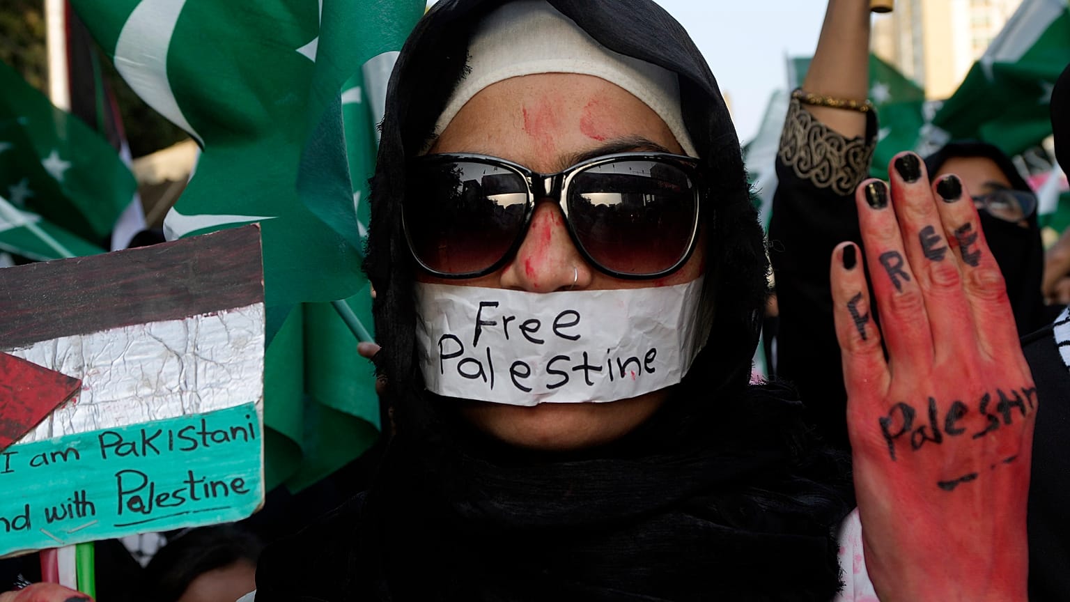 Un manifestante participa en una concentración contra los ataques aéreos israelíes y en solidaridad con los palestinos de Gaza y Líbano, en Pakistán, el domingo 6 de octubre.