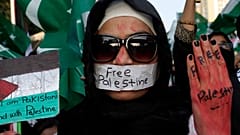 Un manifestante participa en una concentración contra los ataques aéreos israelíes y en solidaridad con los palestinos de Gaza y Líbano, en Pakistán, el domingo 6 de octubre.