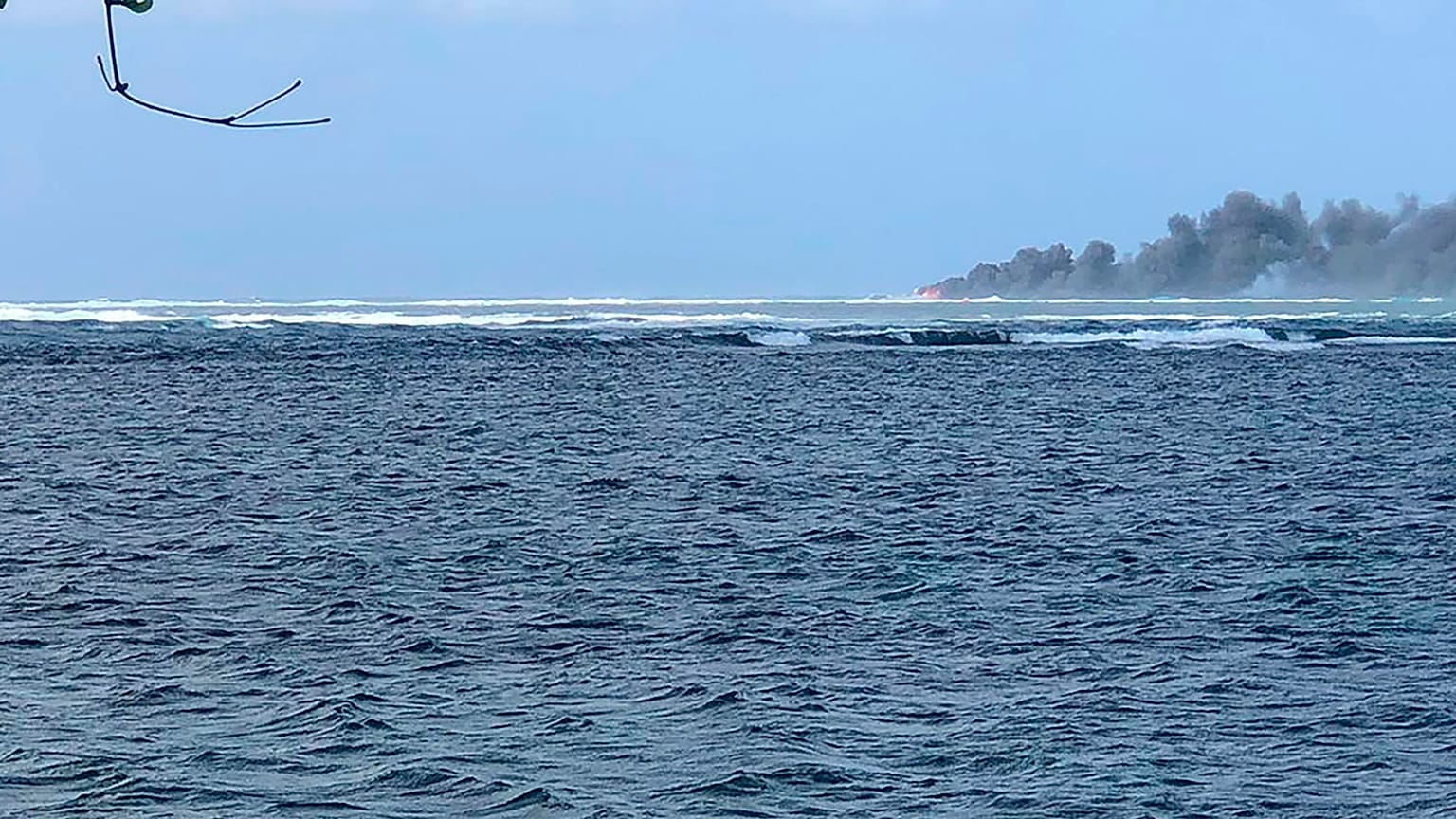 Samoa'nın Upolu kenti açıklarında batan HMNZS Manawanui'den duman yükseliyor.