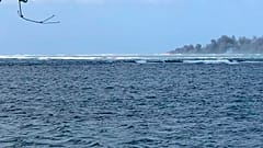 Samoa'nın Upolu kenti açıklarında batan HMNZS Manawanui'den duman yükseliyor.