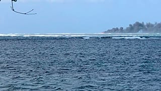 Samoa'nın Upolu kenti açıklarında batan HMNZS Manawanui'den duman yükseliyor.