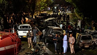 مسؤولو الأمن يتفقدون مكان hgانفجار بالقرب من مطار كراتشي أدى إلى وقوع إصابات وتضرر المركبات