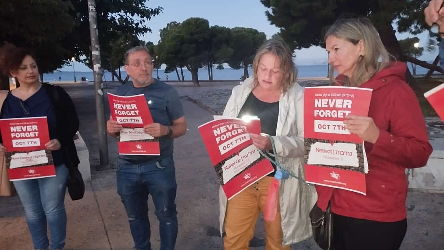 Σιωπηρή συγκέντρωση στον Λευκό Πύργο από μέλη της πρωτοβουλίας «Πορεία της Ζωής» 
