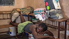 Una persona afectada por la violencia de las bandas se refugia en la Escuela Nacional Antoinette Dessalines, convertida en albergue temporal. 