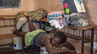 Una persona afectada por la violencia de las bandas se refugia en la Escuela Nacional Antoinette Dessalines, convertida en albergue temporal. 