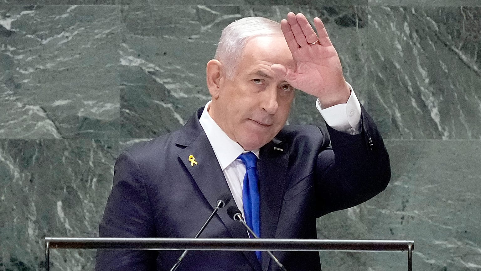 İsrail Başbakanı Benjamin Netanyahu, Birleşmiş Milletler Genel Kurulu'nun 79. oturumunda yaptığı konuşmanın ardından dinleyicilerin alkışlarını kabul ederken, 27 Eylül 2024