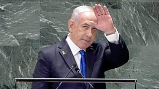 O primeiro-ministro de Israel, Benjamin Netanyahu, reconhece os aplausos do público após o seu discurso na 79.ª sessão da Assembleia Geral das Nações Unidas, 27 de setembro de 2024