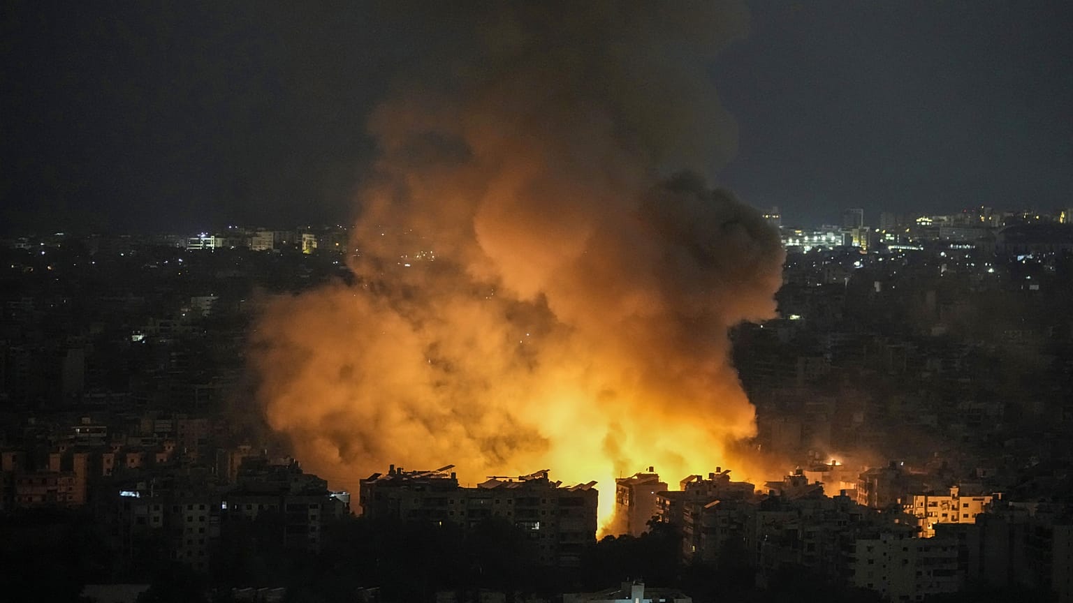 Des flammes et de la fumée s'élèvent après une frappe aérienne israélienne à Dahiyeh, à Beyrouth, au Liban, le dimanche 6 octobre 2024.