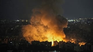 Des flammes et de la fumée s'élèvent après une frappe aérienne israélienne à Dahiyeh, à Beyrouth, au Liban, le dimanche 6 octobre 2024.