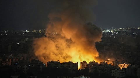 Des flammes et de la fumée s'élèvent après une frappe aérienne israélienne à Dahiyeh, à Beyrouth, au Liban, le dimanche 6 octobre 2024.