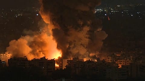 İsrail'in Lübnan'daki bombardımanını genişletmesi ile başkent Beyrut Pazar gece saatlerinde patlamalarla sarsıldı.