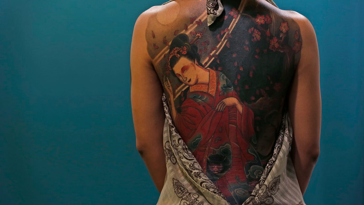 Les motifs d'inspiration asiatique sont un thème populaire de l'exposition internationale de tatouage de cette année à Hong Kong. 