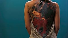 Una mujer muestra su cuerpo tatuado durante la primera Convención Internacional de Tatuajes  en Hong Kong el viernes 4 de octubre de 2013. 