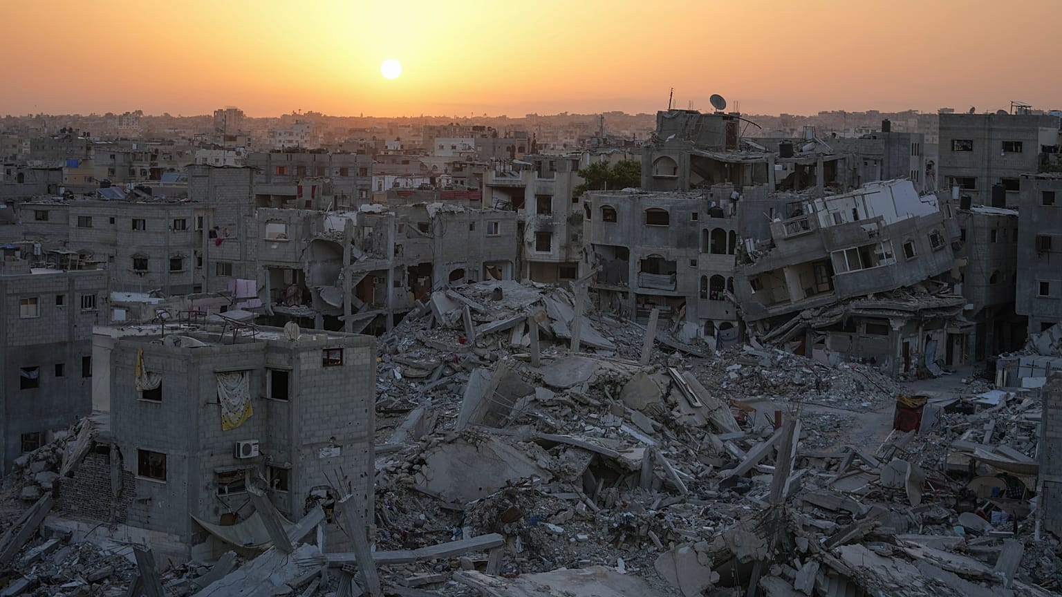 دمار خلفه هجوم إسرائيلي على خان يونس، في قطاع غزة، الجمعة، 13 سبتمبر/أيلول 2024.