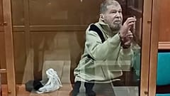 Stephen Hubbard, un citoyen américain accusé d'avoir combattu en tant que mercenaire en Ukraine contre la Russie, se tient dans une cage de verre lors d'une séance au tribunal