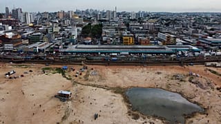 Rio Negro, principal afluente do Amazonas, está seco junto ao porto de Manaus