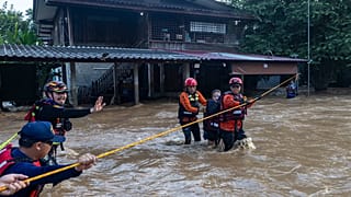 Rescatistas tailandeses ayudan a una mujer en una zona afectada por las inundaciones en la provincia de Chiang Mai, Tailandia, el domingo 6 de octubre de 2024.