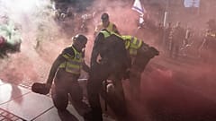Un manifestante propalestino con una bomba de humo es detenido por la Policía en Ámsterdam, Países Bajos, el lunes 7 de octubre de 2024