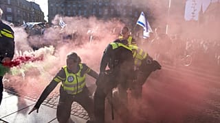Polícia de Amesterdão entra em confronto com manifestantes pró-palestinianos durante as manifestações de 7 de outubro