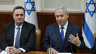 رئيس الوزراء الإسرائيلي بنيامين نتنياهو، إلى اليمين، يجلس إلى جانب وزير الخارجية، يسرائيل كاتس، خلال الاجتماع الأسبوعي لمجلس الوزراء في مكتبه في القدس، الأحد، 24 فبراير 2019