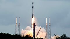 Eine SpaceX Falcon 9 Rakete hebt am Montag, den 7. Oktober 2024, vom Weltraumbahnhof Cape Canaveral ab und trägt eine europäische Hera-Raumsonde.