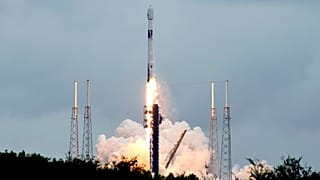 Un cohete Falcon 9 de SpaceX despega de la Estación Espacial de Cabo Cañaveral el lunes 7 de octubre de 2024 transportando una nave espacial europea Hera.