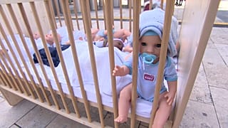 Babypuppe in einer Holzkrippe vor dem Nyugati-Bahnhof in Budapest, Ungarn.