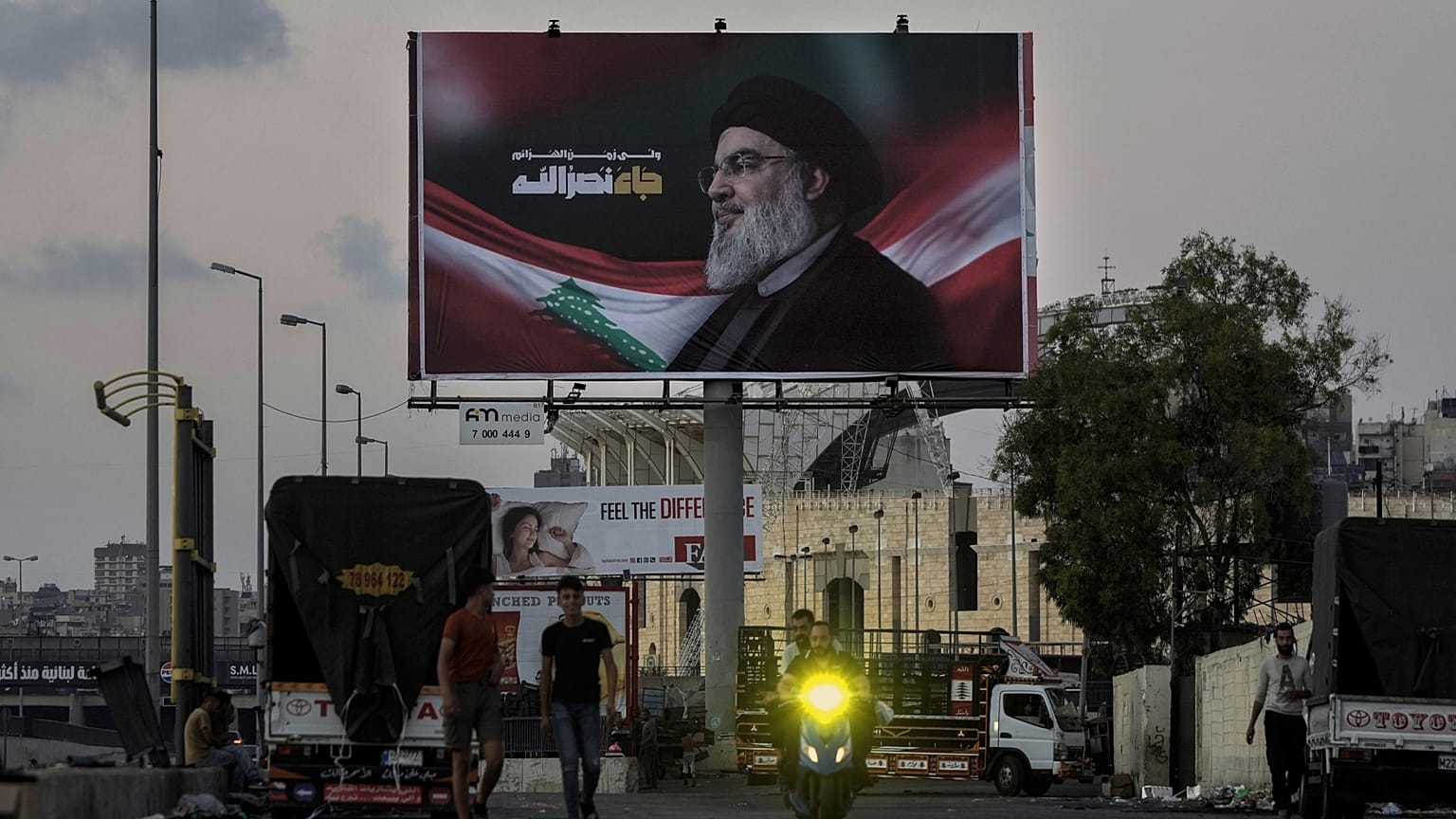 A meggyilkolt Hezbollah-vezér, Naszrallah arcképe a bejrúti repülőtérnél