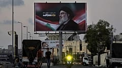 A meggyilkolt Hezbollah-vezér, Naszrallah arcképe a bejrúti repülőtérnél