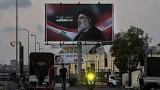 A meggyilkolt Hezbollah-vezér, Naszrallah arcképe a bejrúti repülőtérnél
