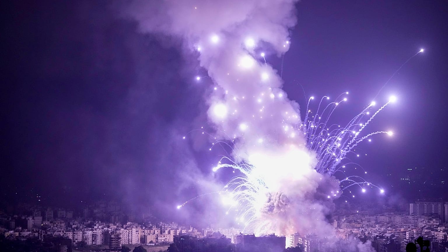 Flammen und Rauch steigen nach einem israelischen Luftangriff in Dahiyeh, Beirut, Libanon, Montag, 7. Oktober 2024, auf. 
