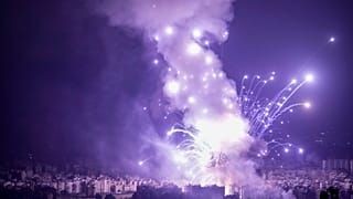 Flammen und Rauch steigen nach einem israelischen Luftangriff in Dahiyeh, Beirut, Libanon, Montag, 7. Oktober 2024, auf.